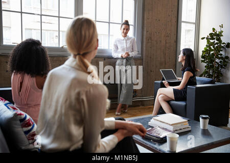 Stehende weibliche Manager reden Casual meeting Team Stockfoto