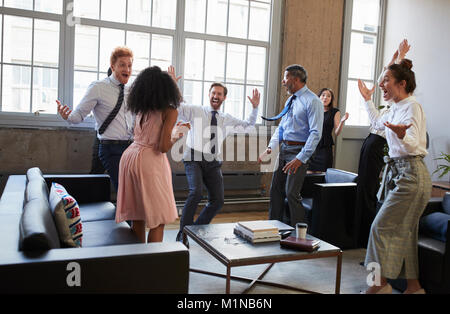 Happy Business Team feiern schlagen Target in der Sitzung Stockfoto