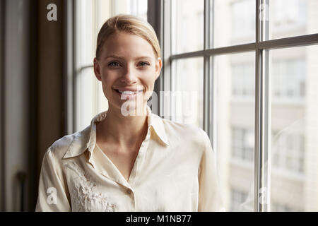 Blonde junge geschäftsfrau, Lächeln für die Kamera Stockfoto