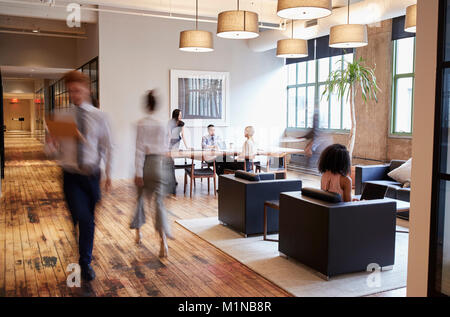 Die Leute an der Arbeit in einem geschäftigen Luxus Büro Stockfoto
