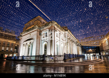 Überdachung der festliche Lichter über die Galerie der Modernen Kunst in Royal Exchange Square Glasgow. Stockfoto