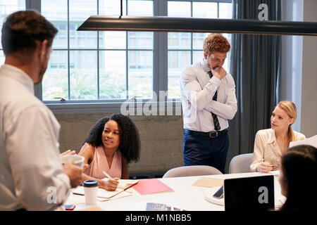 Kollegen gemeinsam Brainstorming in einem Konferenzraum Stockfoto