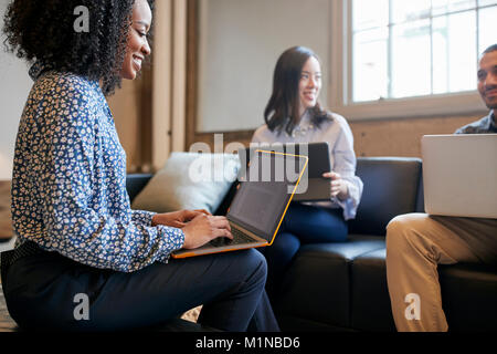 Lächelnd Kollegen zusammen arbeiten mit Laptops, Nahaufnahme Stockfoto