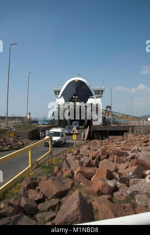 Arran Fähre Caledonian Inseln oder eileanan Chaledonia Segeln von Brodick auf Arran ausbooten Passagiere am Hafen Ardrossan Ayrshire, Schottland Stockfoto