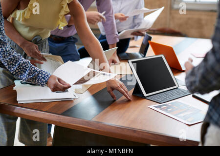 Creatives Brainstorming Ideen rund um einen Tisch, mittlere Partie Stockfoto