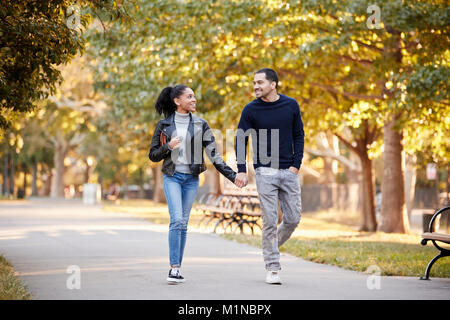 Junge Hispanic paar Hand in Hand in Brooklyn Park Stockfoto