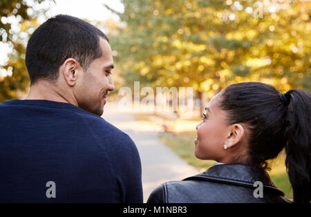 Junge Hispanic Paar in Brooklyn Park, Ansicht von hinten Stockfoto