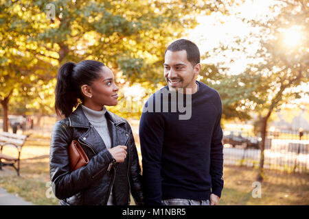 Junge Hispanic paar Hand in Hand in Brooklyn Park Stockfoto