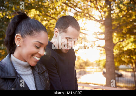 Junge Hispanic Paar in Brooklyn Park, in der Nähe Stockfoto
