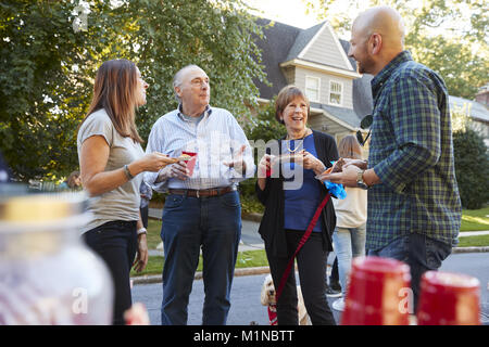 Mittleren Alters und ältere Nachbarn sprechen zu einem Block Party Stockfoto