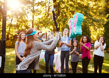 Freunde Junges Mädchen schlagen eine piñata zum Geburtstag Stockfoto