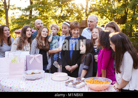 Familie und Freunde versammelten sich in einem Garten für eine Geburtstagsfeier Stockfoto