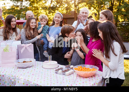 Familie und Freunde versammelten sich in einem Garten Geburtstag Stockfoto