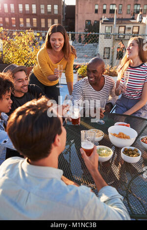 Freunde eine Party auf einem Dach, Dachterrasse, vertikal Stockfoto