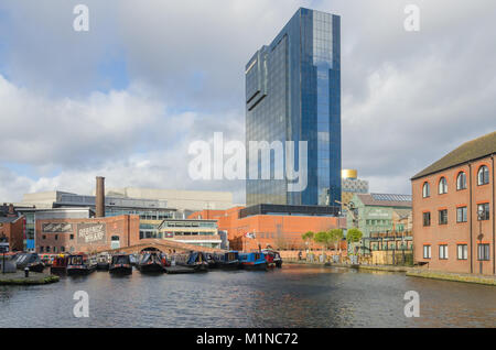 Narrowboats günstig auf Gas Street Becken in der Mitte des Kanals Netzwerk in Birmingham, UK mit dem Hyatt Regency Hotel in den Hintergrund Stockfoto