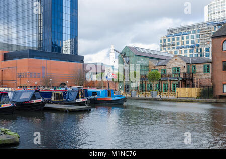 Narrowboats günstig auf Gas Street Becken in der Mitte des Kanals Netzwerk in Birmingham, Großbritannien Stockfoto