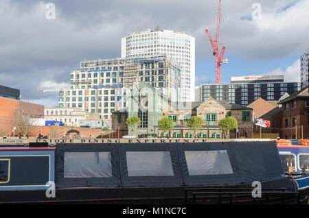 Narrowboats günstig auf Gas Street Becken in der Mitte des Kanals Netzwerk in Birmingham, Großbritannien Stockfoto