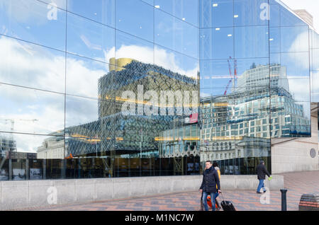 Die neue Bibliothek von Birmingham in Centenary Square spiegelt sich in den Fenstern der Symphony Hall und dem International Convention Centre in Birmingham Stockfoto