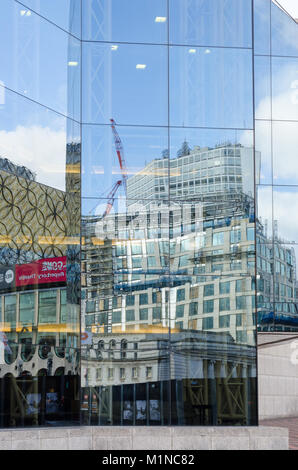 Die neue Bibliothek von Birmingham in Centenary Square spiegelt sich in den Fenstern der Symphony Hall und dem International Convention Centre in Birmingham Stockfoto