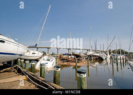 Segelboote und Ablagerungen an den Banken oder versunkenen in Ihrer rutscht bei der Hund River Marina im Zuge einer Sturmflut, die von Hurrikan Katrina verursachte. Stockfoto