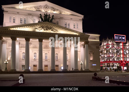 Theaterplatz, Moskau, Russland - Januar 08, 2018: Nachtansicht des Bolschoi-theater und Dekoration für das Neue Jahr und Weihnachten TSUM store in Moskau, Russi Stockfoto