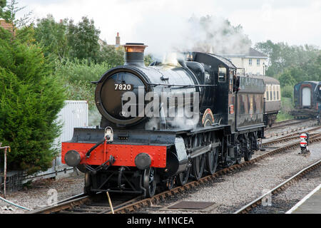 7820 Dinmore Manor GWR 7800 Klasse 4-6-0 Dampflok in Minehead Station auf der West Somerset Railway, eine erhaltene Eisenbahn Stockfoto