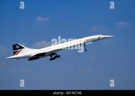 British Airways Concorde G-BOAB landete bei RAF Fairford mit Rädern nach unten, bei RIAT Airshow, volle Seite mit Blick auf Flugzeuge mit blauem Himmel Hintergrund Stockfoto