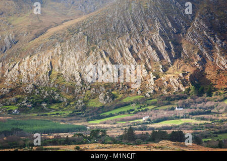 Die sandsteinklippen der Caha Mountains gesehen von der Healy Pass, County Kerry, Irland - Johannes Gollop Stockfoto