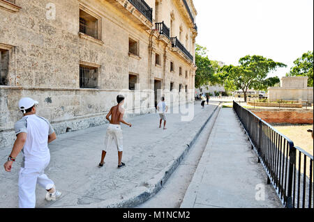 Havanna, Kuba, 10. Mai 2009. Kubanische Jugendliche spielen Baseball mit primitiven Ausrüstung in Havanna, am 10. Mai 2009. Stockfoto