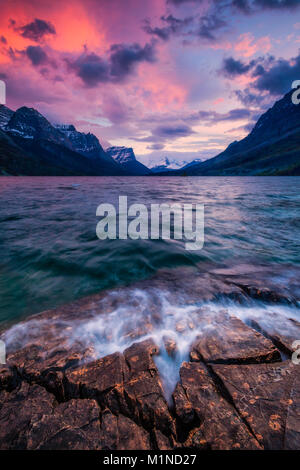 Sonnenuntergang am Ufer des St. Mary Lake entlang der auf der Sonne Straße im Glacier National Park, Montana, USA Stockfoto