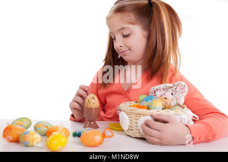 Schöne Mädchen mit Zöpfen Malerei Ostereier Stockfoto