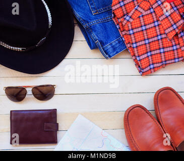 Men's Casual Outfits mit man Kleidung, Reisevorbereitungen und Zubehör auf weißem Hintergrund Stockfoto