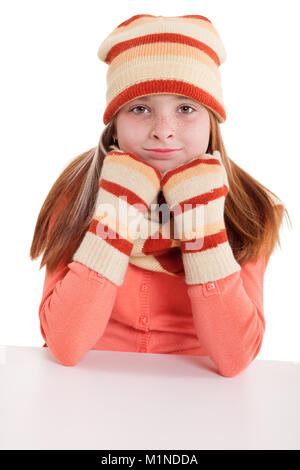 Junges Mädchen mit Zöpfen im Winter Kleidung Stockfoto