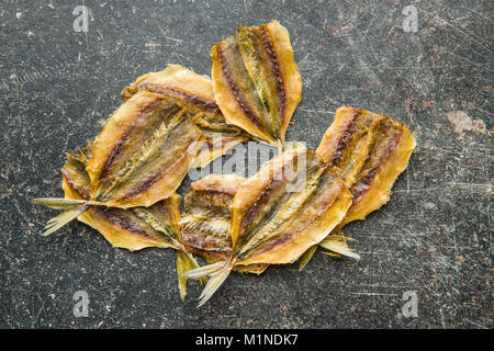 Getrocknete Fische gesalzen auf alten Küchentisch. Stockfoto