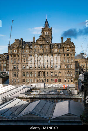 Rocco Forte Balmoral Hotel, die Princes Street, Edinburgh, UK, mit der Waverley Station Dach vor, und blauer Himmel, Kräne in der Entfernung Stockfoto