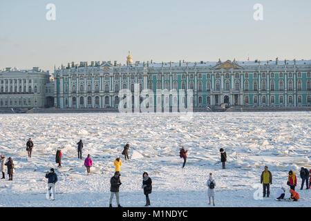 SAINT PETERSBURG, Russland - Januar 31, 2018: Newa war bedeckt mit Hängematten. Menschen laufen auf dem Eis Stockfoto