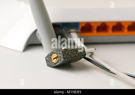 Sperren, Entsperren, Sicherheit auf einem Computer. Schutz der Internetverbindung über ein WLAN-Router ist ein Konzept einer Sicherheitsverletzung. Cyber Security Stockfoto