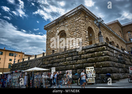Florenz, Italien, 19. MAI 2017: architektonische Details der Fassade des Palazzo Pitti mit schönen bewölkt blauer Himmel in der Stadt von Florenz, Italien. Stockfoto