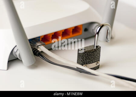 Sperren, Entsperren, Sicherheit auf einem Computer. Schutz der Internetverbindung über ein WLAN-Router ist ein Konzept einer Sicherheitsverletzung. Cyber Security Stockfoto