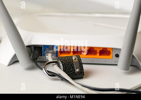 Sperren, Entsperren, Sicherheit auf einem Computer. Schutz der Internetverbindung über ein WLAN-Router ist ein Konzept einer Sicherheitsverletzung. Cyber Security Stockfoto