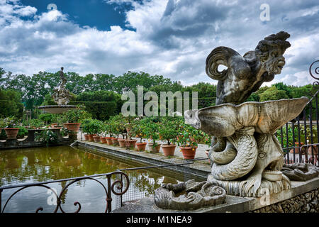 Florenz, Italien, 19. MAI 2017: Atemberaubende wasserspeier an der Boboli-gärten in Florenz, Italien, mit dem Brunnen des Ozeans hinter, gegen einen schönen Stockfoto