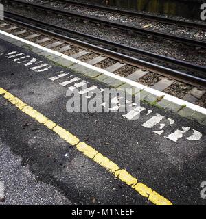 Mind The Gap Bahnhof Eisenbahnschienen Stockfoto