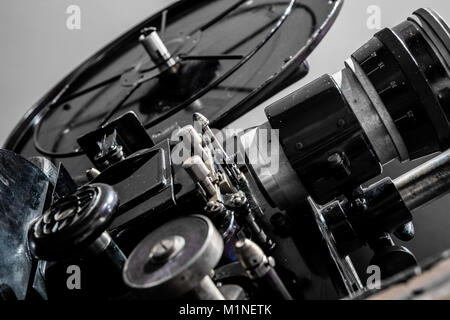 Makro Nahaufnahme der Retro Vintage Filmprojektor 35 mm für großes Kino Maschinen Low Angle View Stockfoto