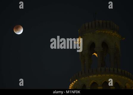 Allahabad, Indien. 31 Jan, 2018. Ein Blick auf Blut mond Mondfinsternis in Allahabad Universität. Credit: Prabhat Kumar Verma/Pacific Press/Alamy leben Nachrichten Stockfoto