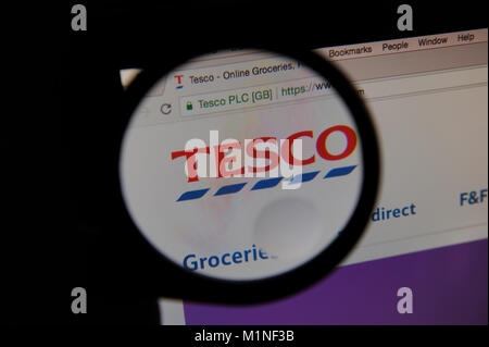 Der Supermarkt Tesco website ist durch ein Vergrößerungsglas gesehen Stockfoto