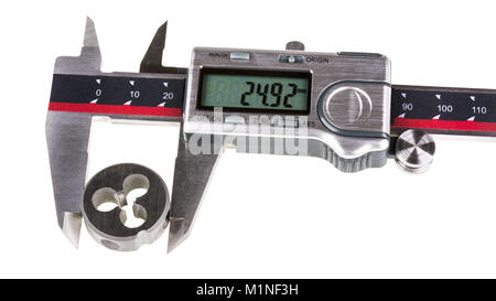 Messung der Durchmesser des Gewindes schneiden sterben durch digitale Messschieber. Messwerkzeug mit grünem display Messung Metall teil. Auf weissem Hintergrund. Stockfoto