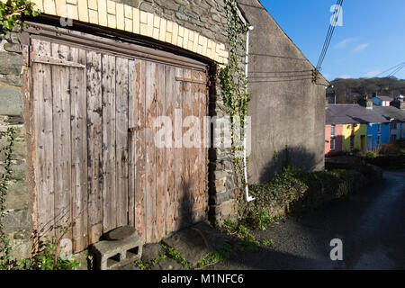 Die Wales Ceredigion Coast Path. Malerischen Blick auf einen hölzernen Garagentor in der Water Street, in der Walisischen Dorf Aberarth. Stockfoto