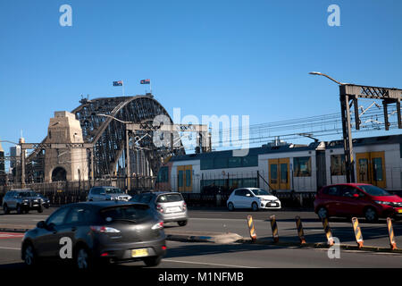 Der nachfolgende Verkehr/Verlassen der Sydney Harbour Bridge Sydney New South Wales, Australien Stockfoto