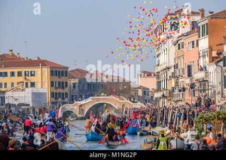 Karneval in Venedig 2018, das Wasser masquerade Parade. Rio di San Marco, Venedig, Italien. 28. Januar 2018. Stockfoto