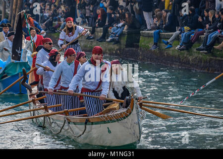 Masquerade wasser Parade in der Öffnung des Venezianischen Karnevals 2018. Rio di San Marco. Venedig, Italien. 28. Januar 2018. Stockfoto